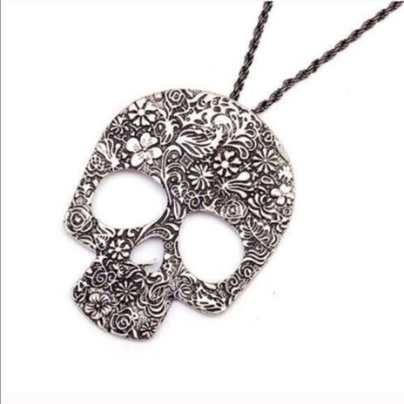 Sizable Extreme Detail Silver Skull Necklace (J3) - Picture 3 of 3